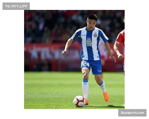 克拉克化身赛前摄影师记录狂热训练现场队友欢乐合影氛围轻松 克拉克化身赛前摄影师记录狂热训练现场队友欢乐合影氛围轻松